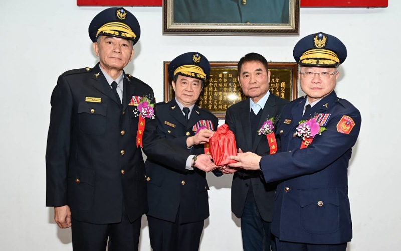 苗栗縣警察局卸、新任局長交接典禮     　鍾東錦期勉新任局長打造安全宜居苗栗