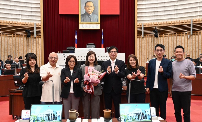 頒獎致謝八連霸陸淑美議員 康議長盛讚：問政典範