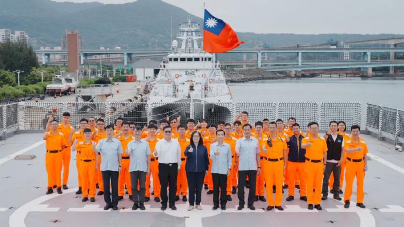 海巡勇艦、萬浬護漁 管碧玲慰勉海巡堅守人道救援、善盡國際義務