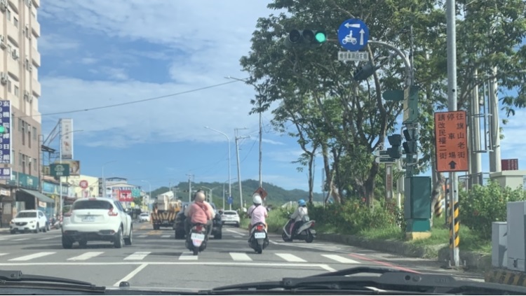 旗山老街竄起 有些道路機車與汽車爭道