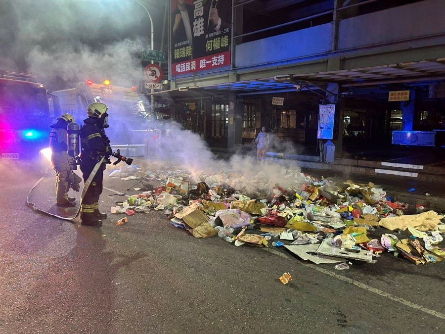 垃圾車已現2起悶燒!環保局嚴正呼籲:年終大掃除 鋰電池等危險品勿再亂丟垃圾車