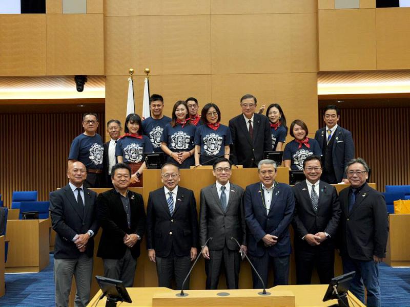 康議長率團訪橫濱市議會　高雄T搭領巾展現姊妹情