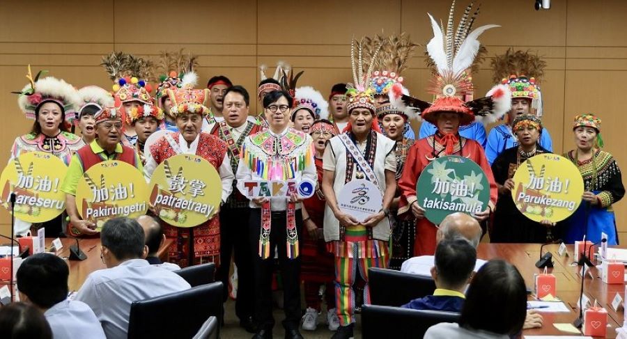 原民總頭目為市長穿戴傳統服飾　陳其邁：體驗原民文化之美 邀民眾參與豐潮活動