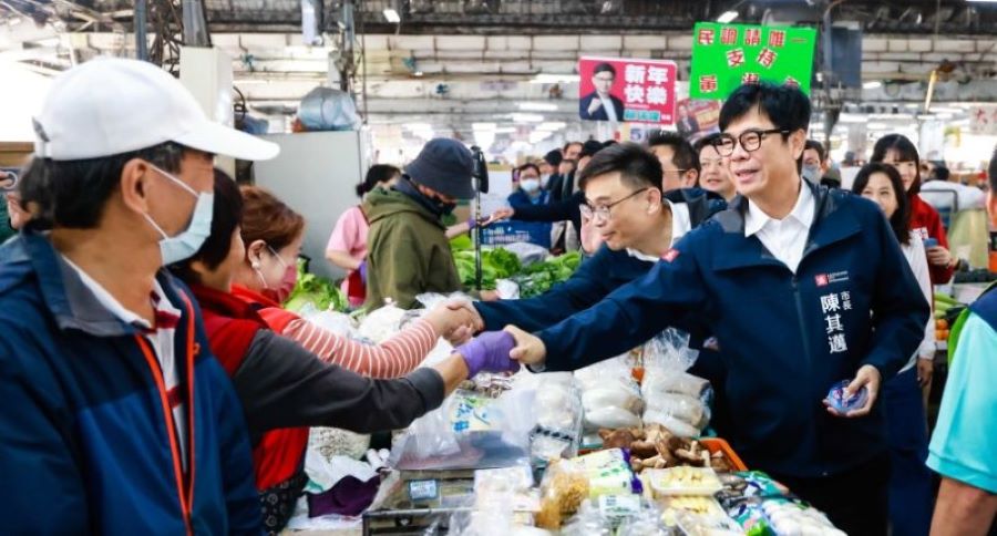 關心春節前農產品供應情形　陳其邁清晨巡訪鳳山、高雄果菜批發市場拜早年