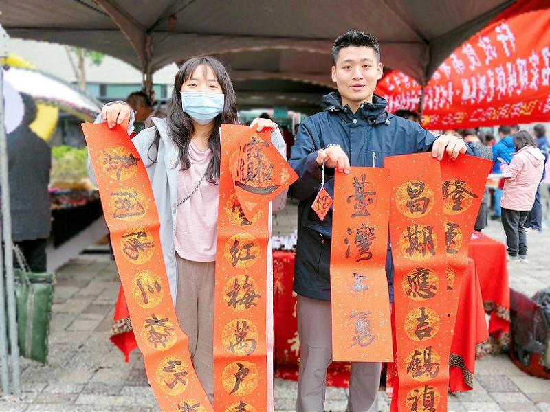 金蛇獻瑞！南服中心揮毫贈春聯、送客家好禮 邀您共迎新春