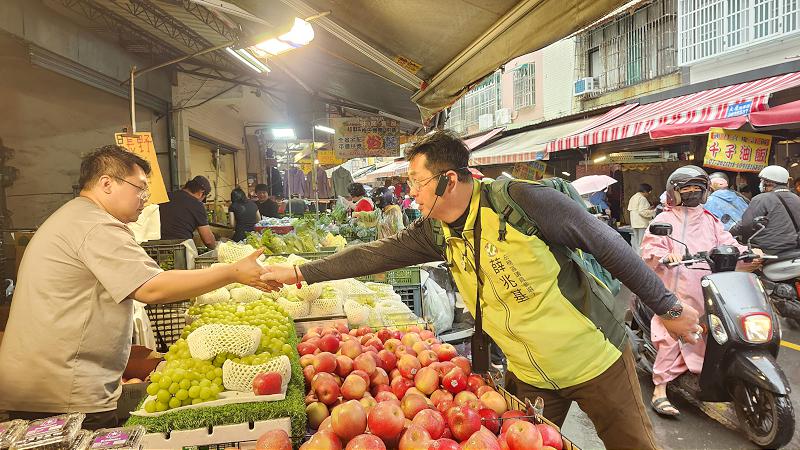 不跑行程跑民意 薛兆基三度走進莒光市場　雨中基層互動成焦點