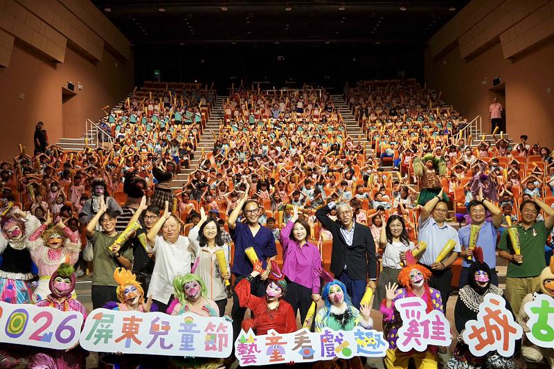 紙風車《雞城故事》逗樂全場  屏東學童提前歡度兒童節