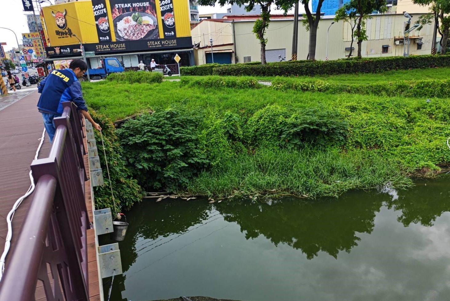 近日後勁溪死魚漂浮 研判溶氧過低，持續加強查緝污染