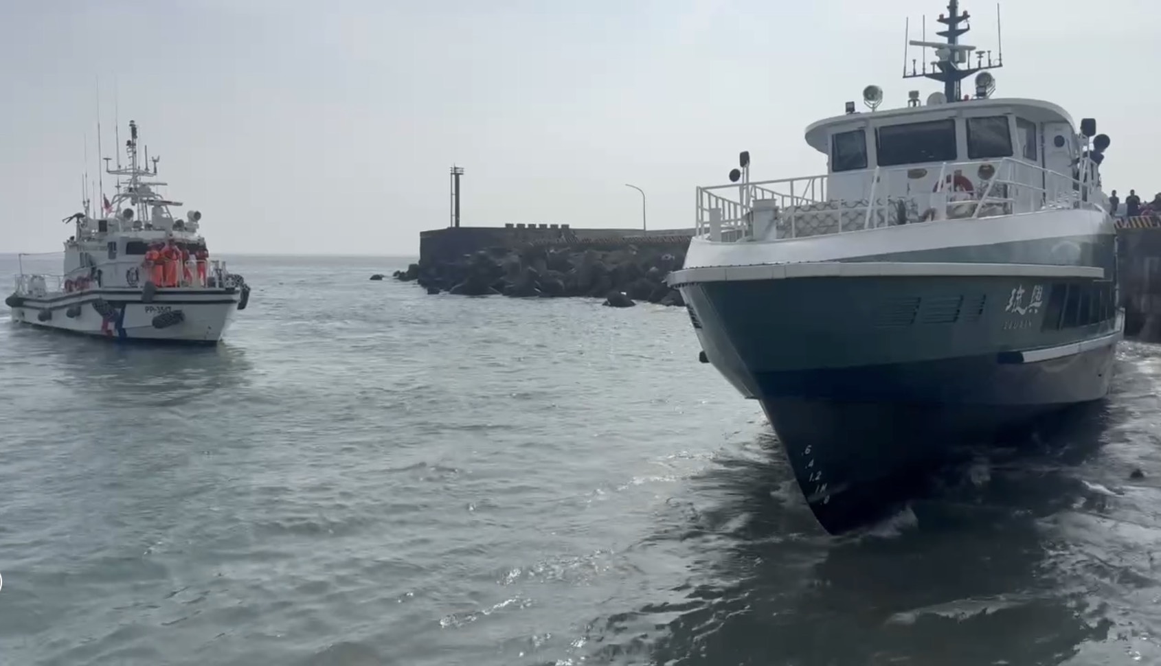 琉球公營交通船「琉興號」港嘴擱淺 海巡海陸馳援35名乘客全數平安脫困