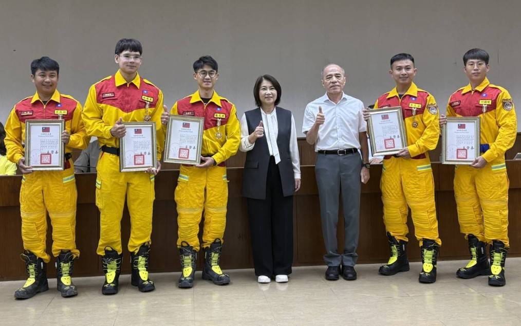 屏東縣特搜大隊馳援花蓮馬太鞍溪救災有功5員  榮獲行政院三等功績獎章