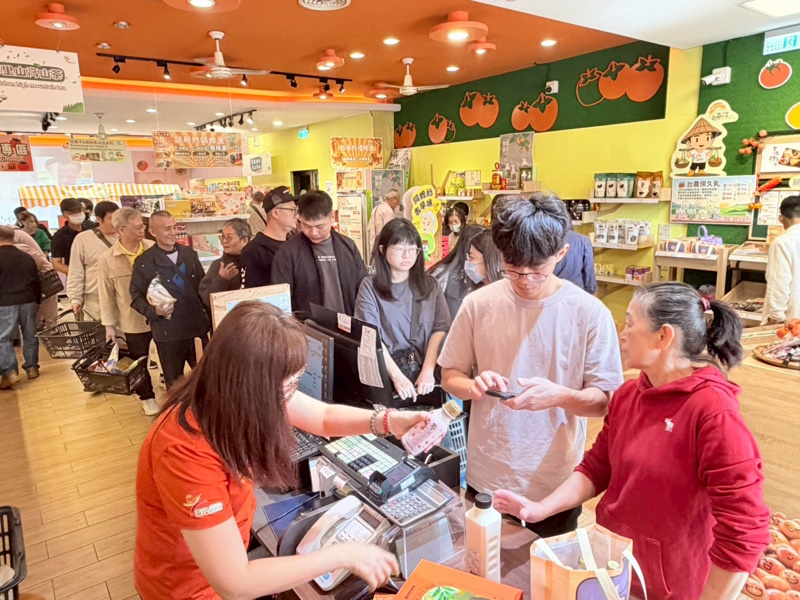 嘉義番路鄉農會飲冰柿茶集湧現採購熱潮 半天岩櫻花助攻春節人潮創新高