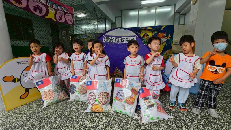 孩子以體驗學習同理 手寫注音祝福聲援脆弱國家兒童 620世界難民日前嘉義榮光幼兒園小小愛心大使出任務