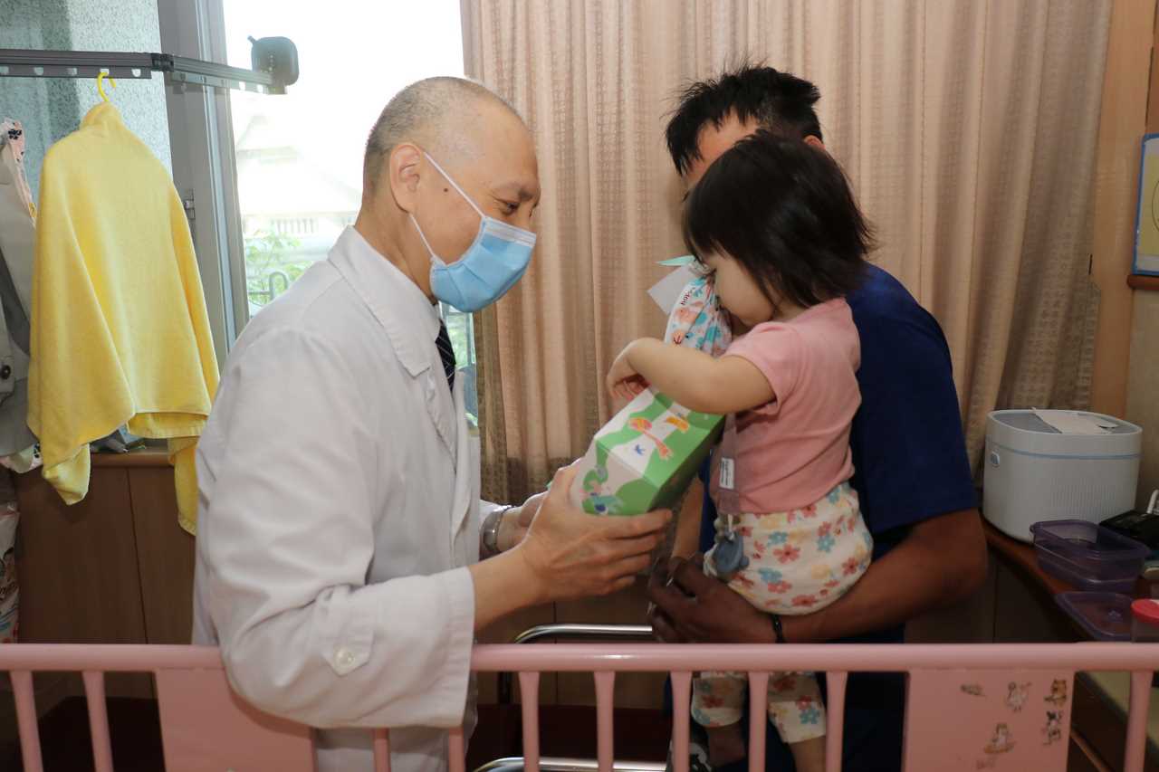 針織小馬送祝福 台中慈濟醫院兒科病房歡樂過節