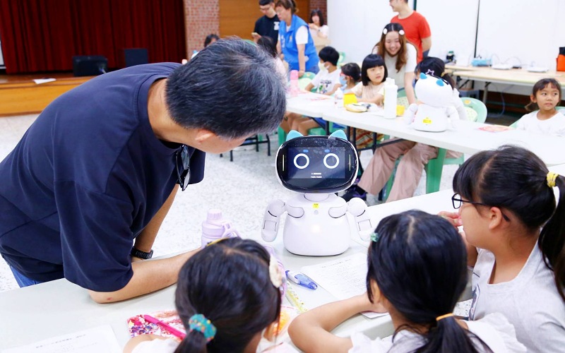 結合AI與VR科技！     苗栗市推出「小小AI創客閱讀家」暑期營隊
