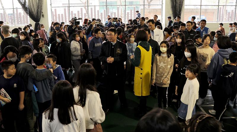 心疼孩子無充足空間活動        鍾東錦全力爭取增設苗栗科學實中分流人潮