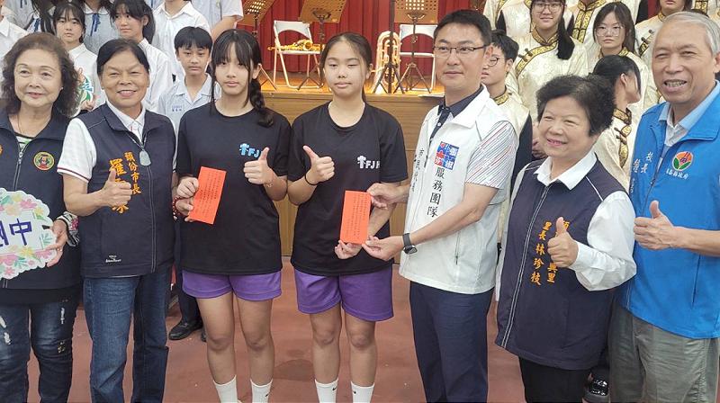 頭份國中藝文團隊優異表現         市長羅雪珠親赴學校表揚