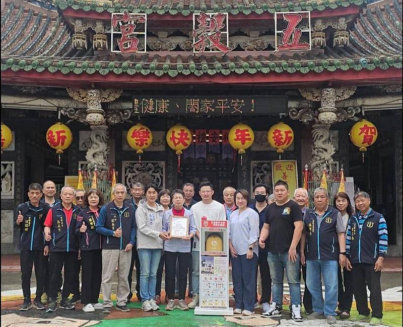香香飲食店捐贈AED予竹南五穀宮        守護社區民眾生命安全