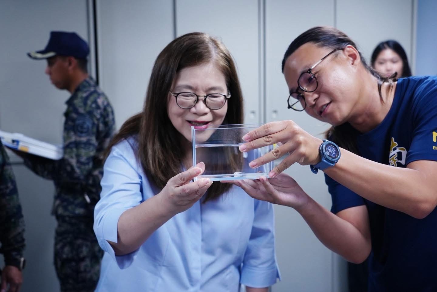 在世界地球日的今天，我們在太平島看見了海龜正準備產卵
