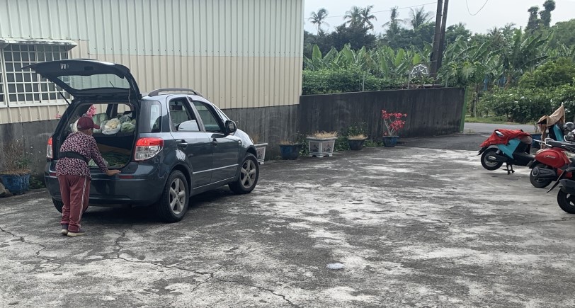 開轎車賣菜 鄉下少見奇聞