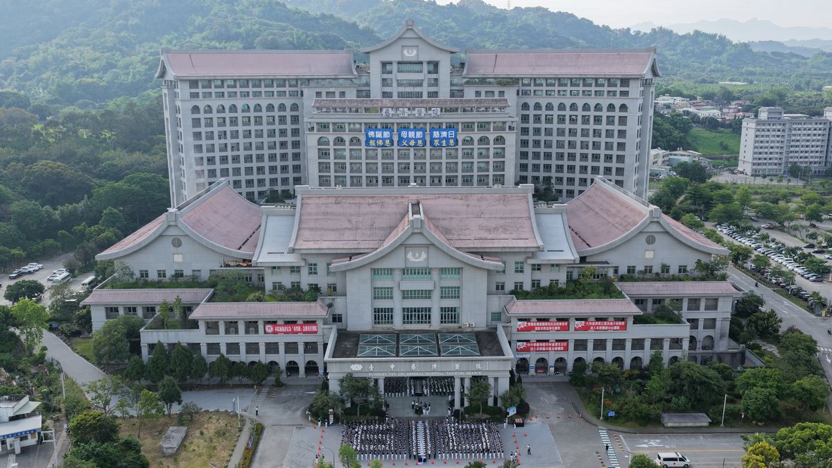 逾一千五百人慶慈濟六十 台中慈濟醫院醫病同浴佛