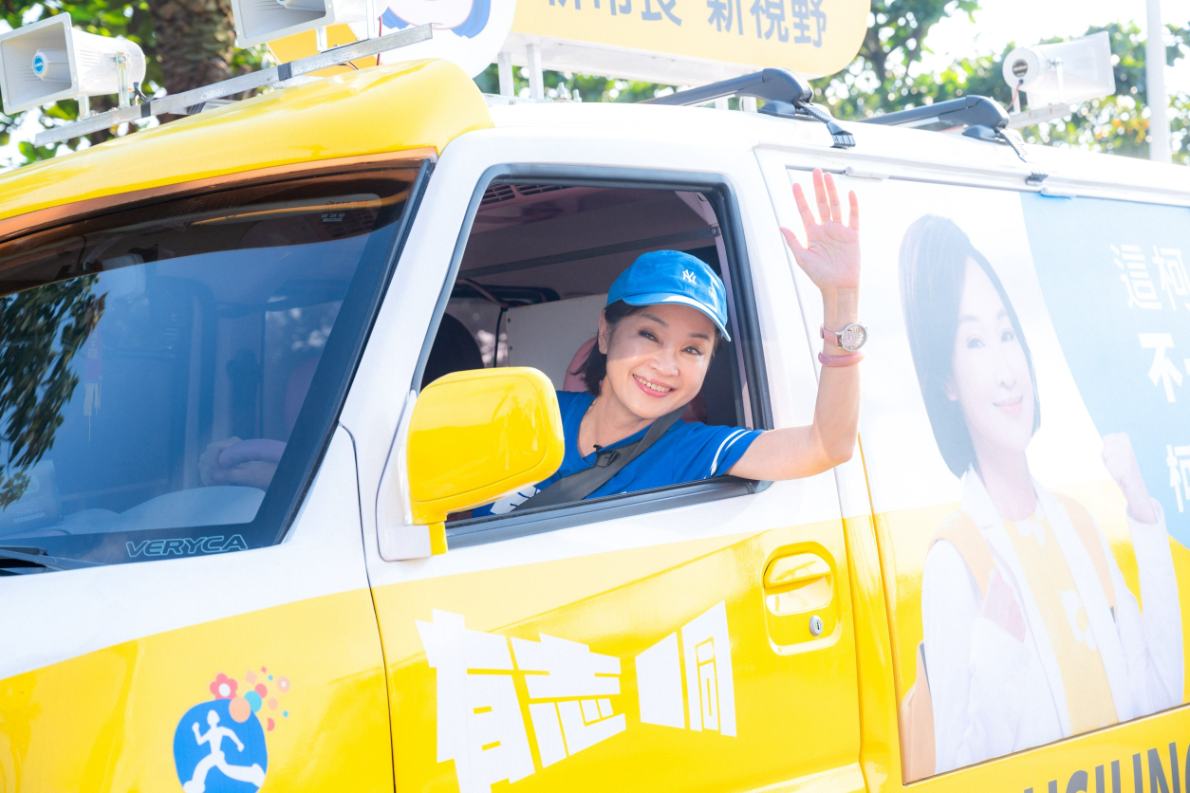 柯志恩搭乘競選宣傳車揮手致意,主張串聯38區特色,推動高雄均衡發展