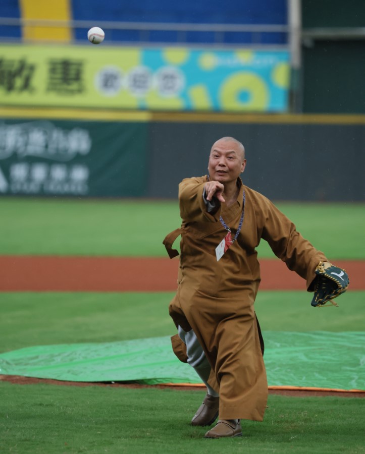 職棒史上頭一遭　佛光山慧傳法師開球