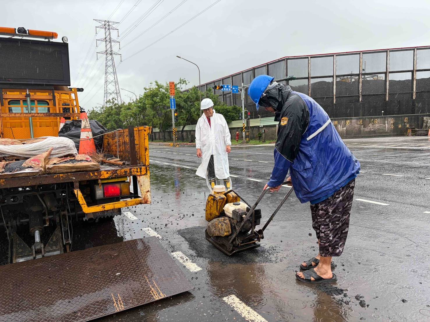 連日大雨貨櫃車專用道破損工務局長巡視修補進度
