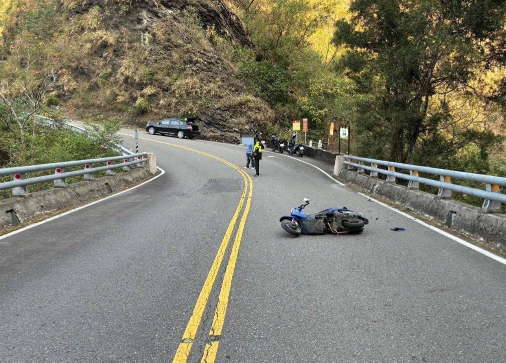 屏東霧台鄉騎士墜落30公尺橋下 疑自撞護欄墜落