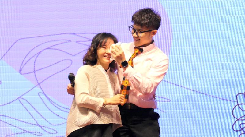 心動手勢 讓愛的力量傳遞得更遠、更深 愛成了你我的共同語言 嘉義縣北回急難救助協會舉辦母親節感恩會