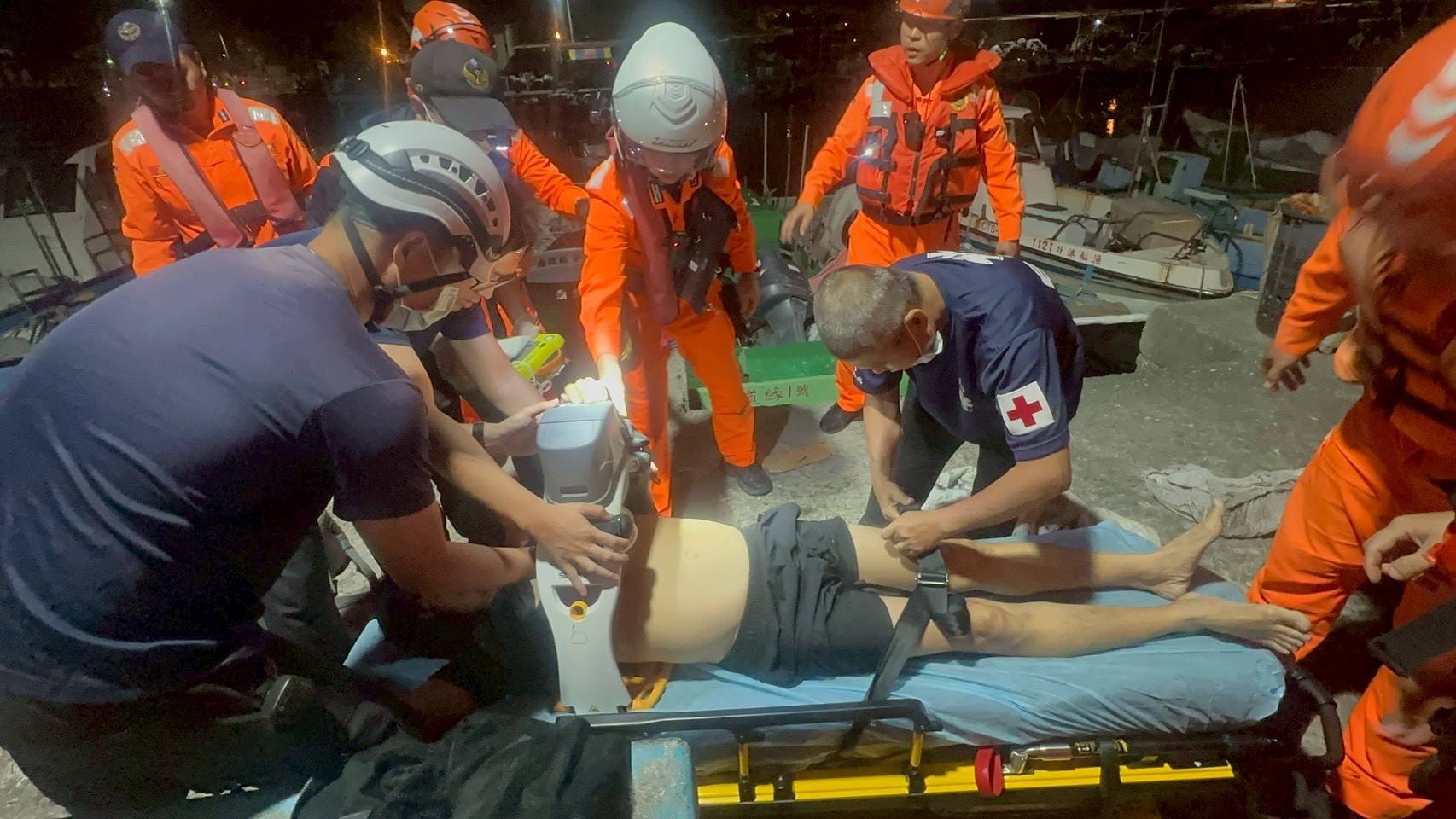 蚵子寮夜落水驚魂 海巡火速前往救援