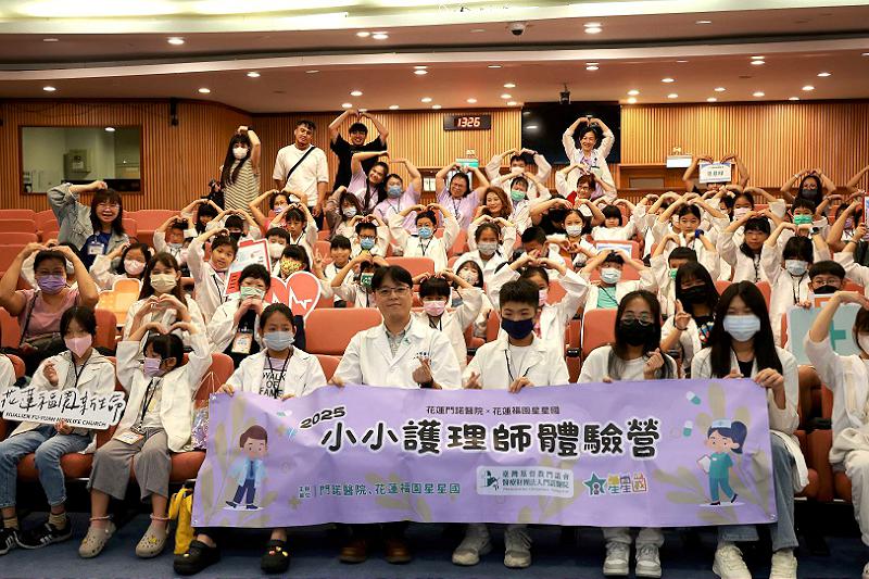 小學生變身護理師！幫娃娃洗澡、包紮傷口還進病房實習　護理師讚：超認真