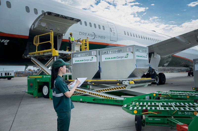 長榮航空首獲鋰電池雙認證 樹立業界新標竿