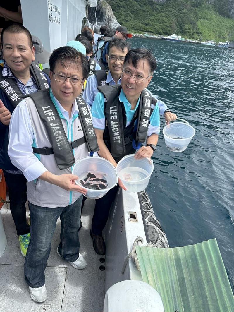 響應2025世界海洋日 漁業署攜手外籍船員放流原生魚苗 共築永續海洋藍圖