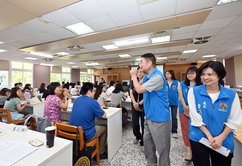 國中教育會考登場　       縣長鍾東錦勉勵考生、慰勞試務人員