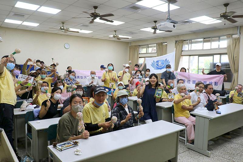 記憶保養班到興大上課 手做香草槌療癒身心