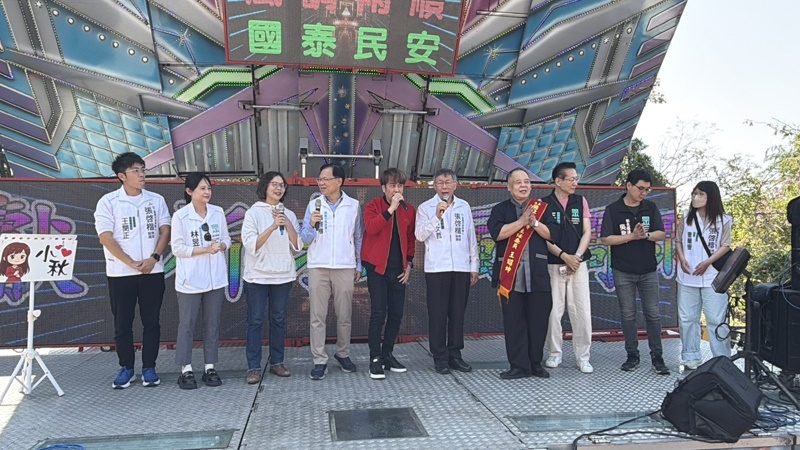 柯文哲南下合體張啓楷 廟埕拜年人氣沸騰