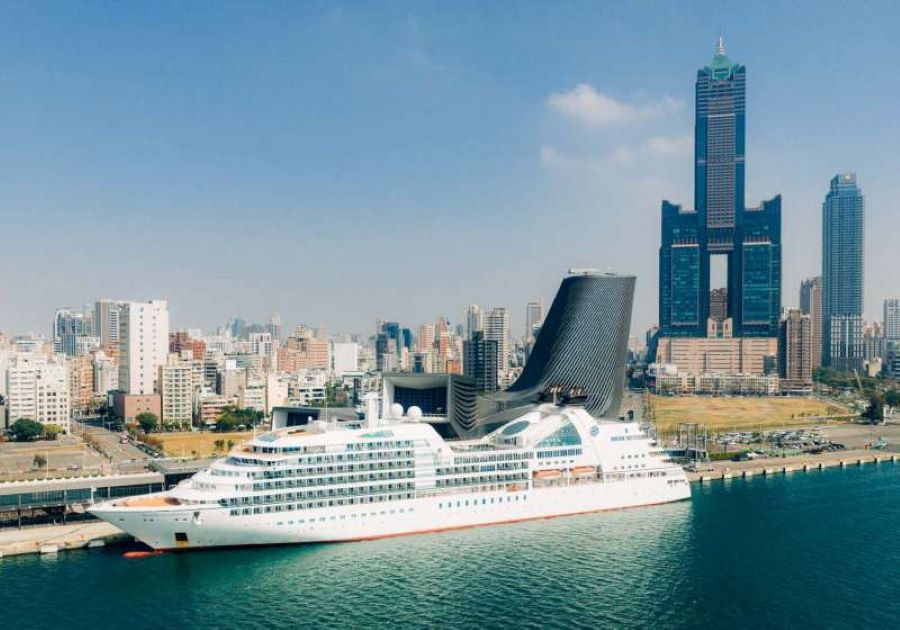 高雄港迎接今年首艘首航郵輪 由三井海洋郵輪富士號率先登場