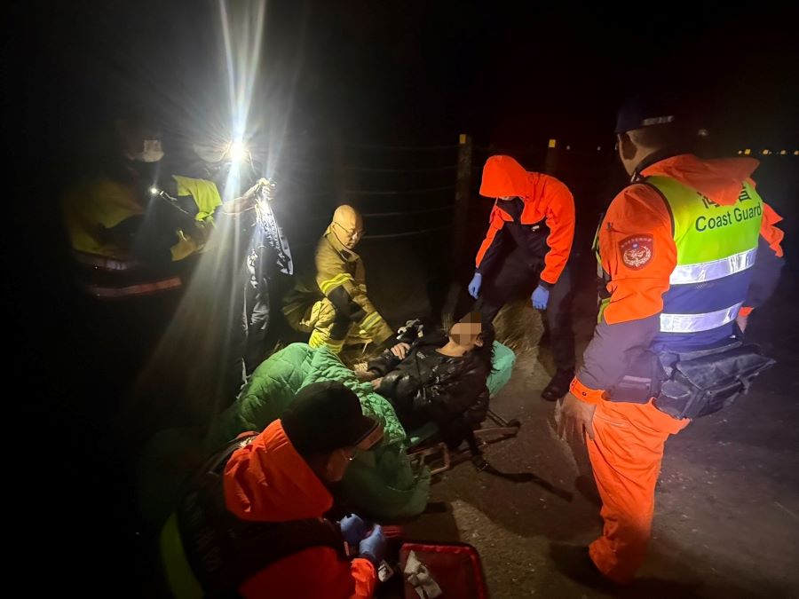 鹽水溪畔民眾浮沉　海巡緊急下水救援