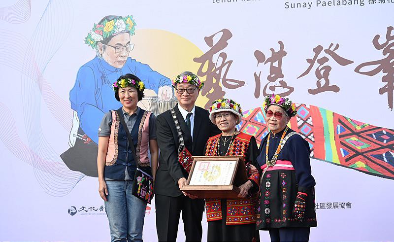 臺東卑南族孫菊花榮獲「人間國寶」 文化部授證