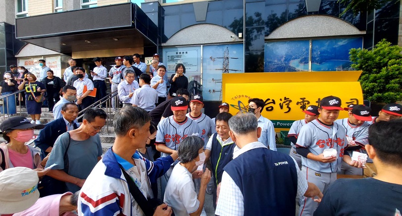 台灣奪12強冠軍！ 台電棒球隊今天發650份免費炸雞邀民眾同歡 台灣隊長陳傑憲竟曾是台電人