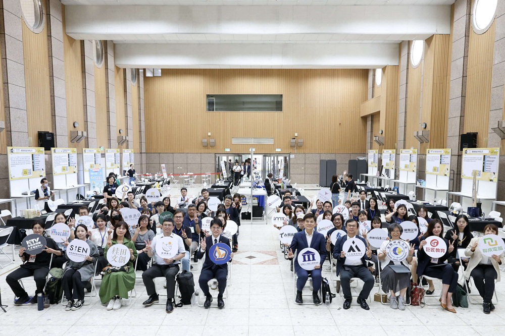 24名企業釋逾百職缺、吸引青年搶進卡位 青年局x資策會AI院　簽署MOU佈局南台灣新媒體人才庫