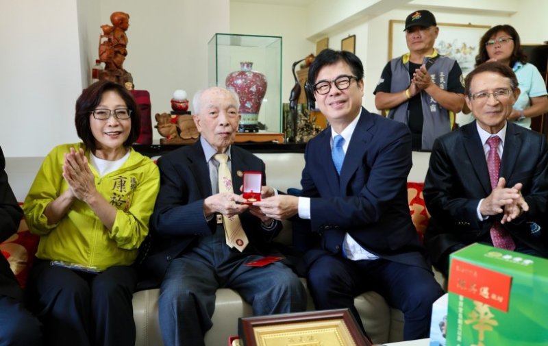溫馨送暖迎重陽 陳其邁市長親訪百歲人瑞賀嵩壽
