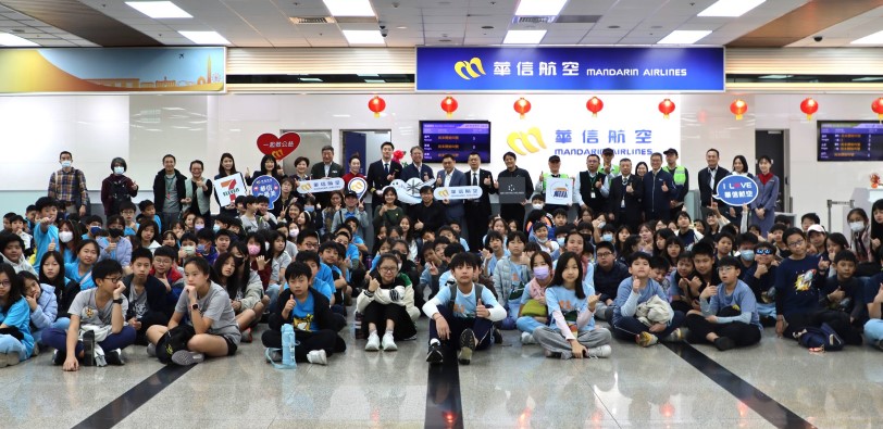 華信航空攜手松山機場 舉辦「小小飛行家」學習營 帶領學童走進機場 探索飛行夢想