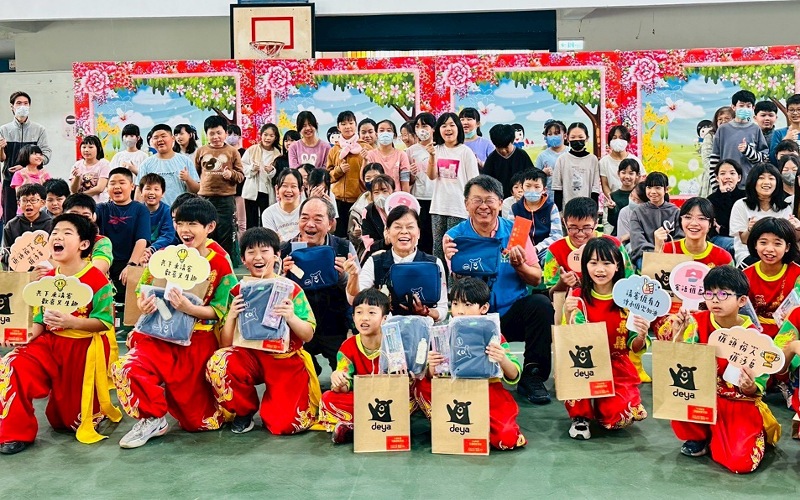 頭份市公所贈環保兩用包         羅雪珠祝學童兒童節快樂