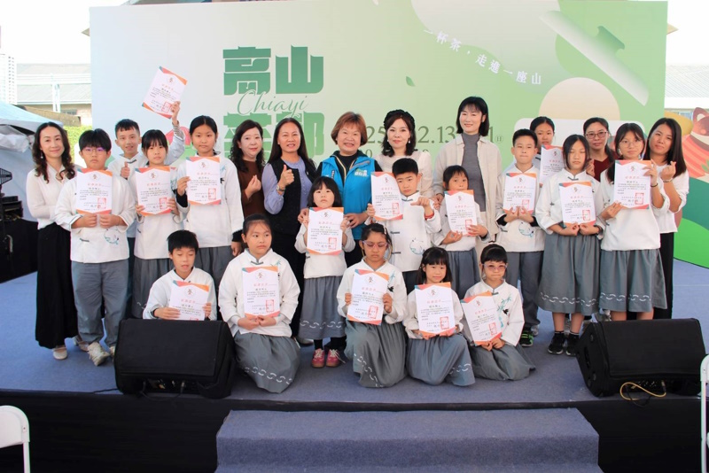 小學生展現穩定泡茶技藝 嘉義縣新住民茶藝協會辦「小小泡茶師成果發表會」