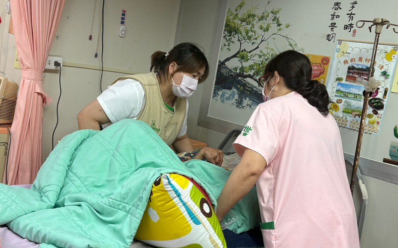 長照需求攀升女性成隱形犧牲者       創世基金會撐起最後一道防線