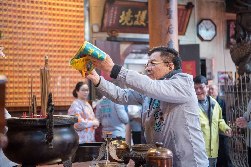 3天18鄉鎮「山海祈福  全嘉大巡禮」！黃榮利背帶「過火」求加持 披「百福戰袍」拚初選民調