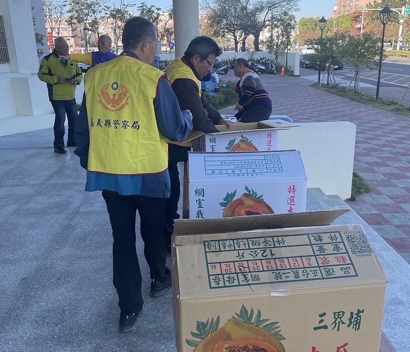 人間有愛！朴子市文化里長結合朴子分局警攜手送年菜關懷弱勢戶