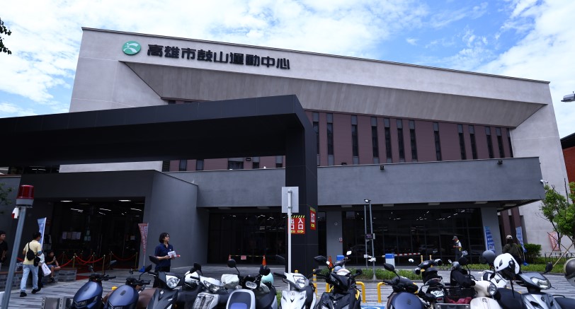 舊校區華麗轉身！高雄鼓山運動中心今日盛大開幕  陳其邁出席剪綵 打造「活化校園與社區共融」新典範