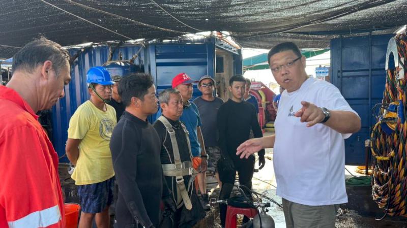 天使輪重油已全部抽除 僅剩機艙內1座柴油櫃持續鑽孔趕工中